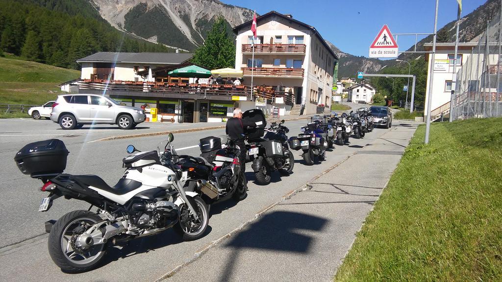 Hotel Al Rom Tschierv Bagian luar foto