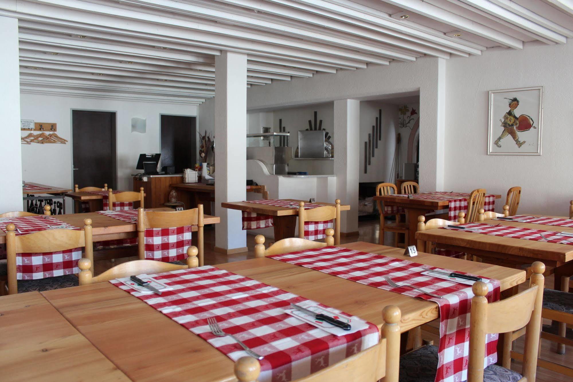 Hotel Al Rom Tschierv Bagian luar foto