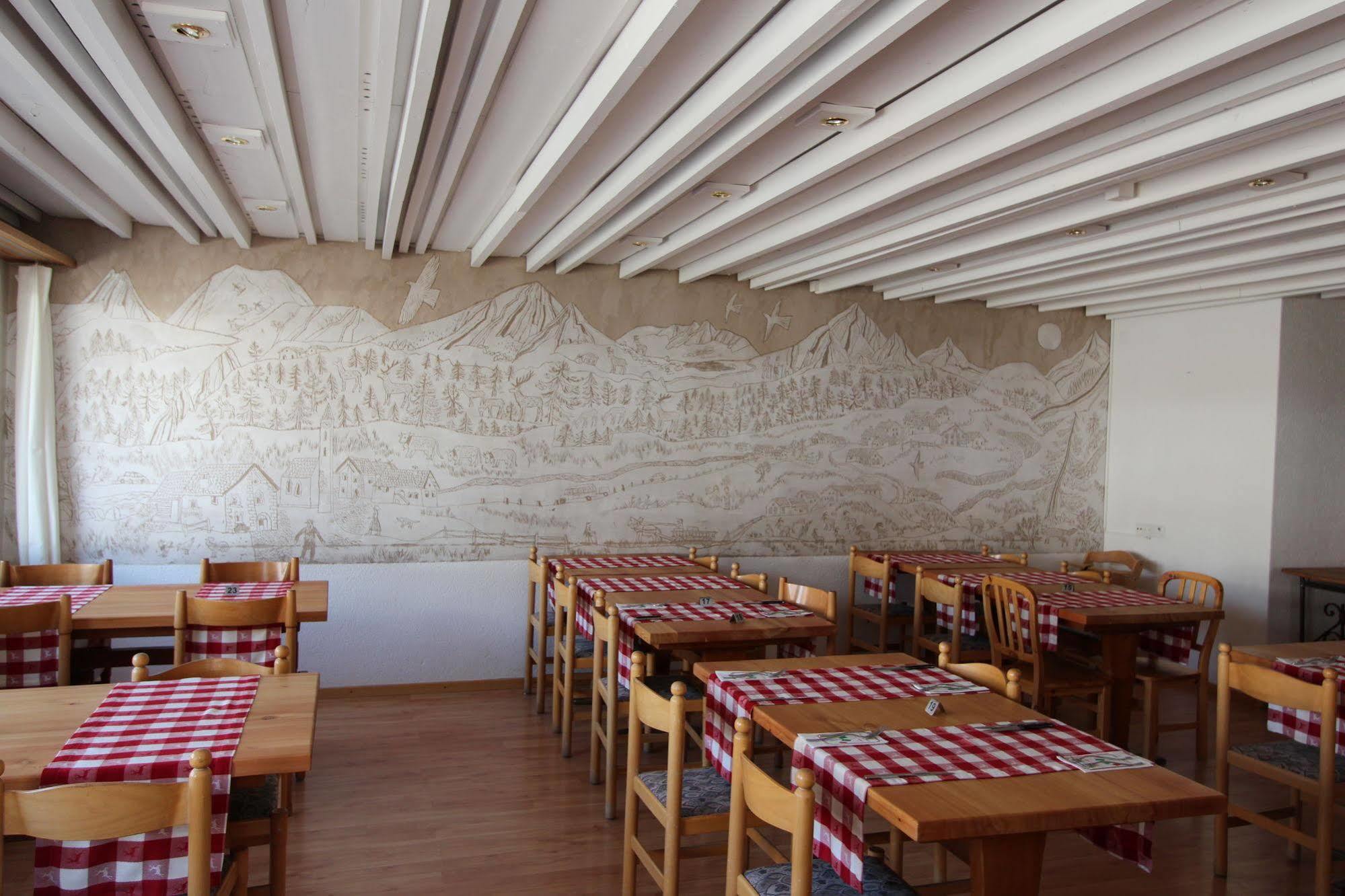 Hotel Al Rom Tschierv Bagian luar foto