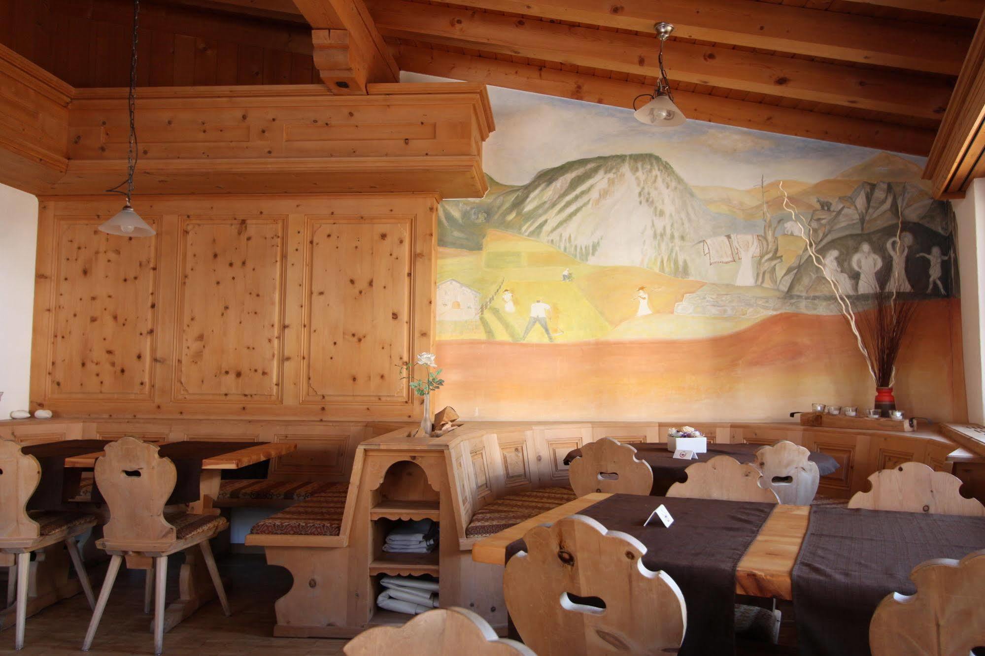 Hotel Al Rom Tschierv Bagian luar foto