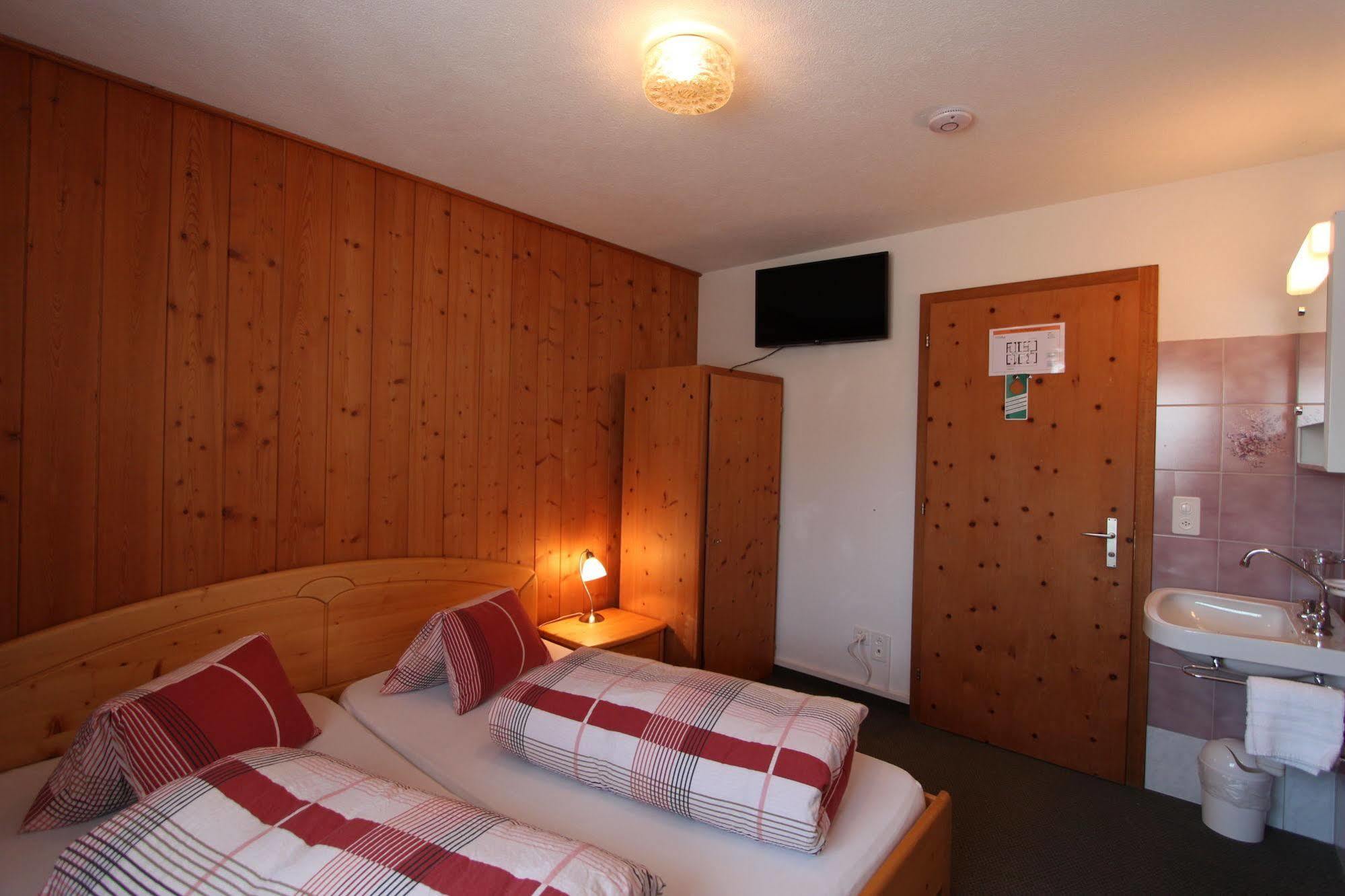 Hotel Al Rom Tschierv Bagian luar foto